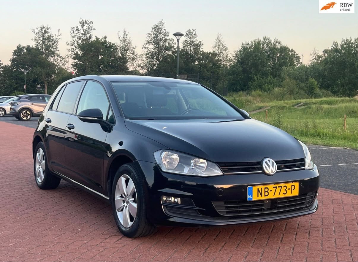 Zwarte Volkswagen Golf uit de voorraad van Lavie Cars